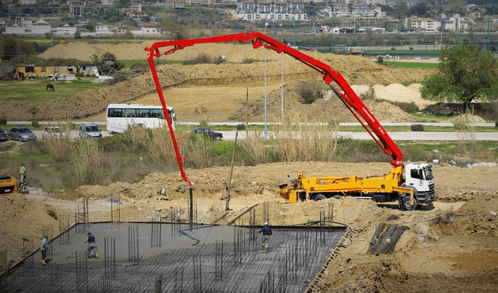 picture of a concrete line pump crane in Sacramento, California